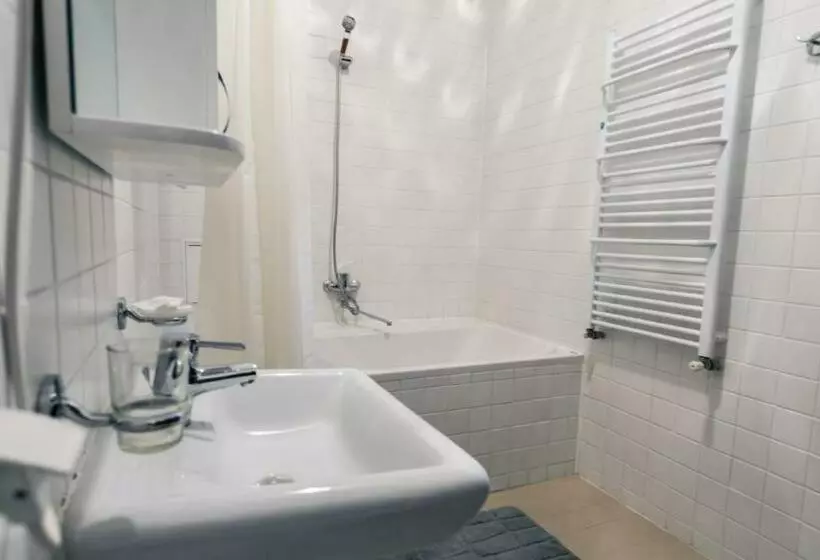 Rakhiv Hotel & Apartments