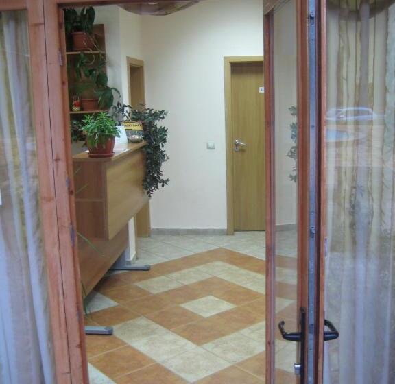 ホテル Restaurant Popini Laki