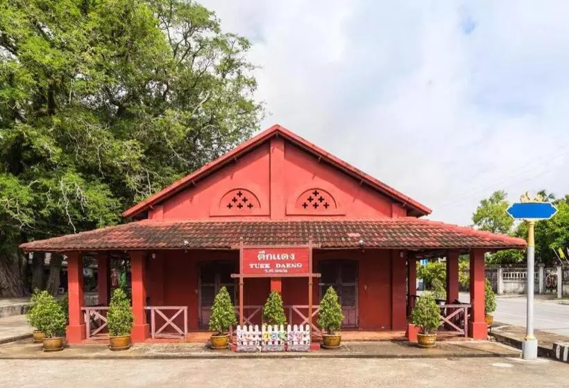 The Pride Hotel At Laemsing