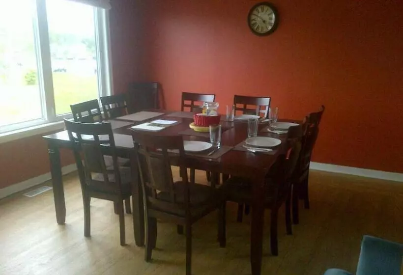 Retkeilymaja Exploits Inn And Suites