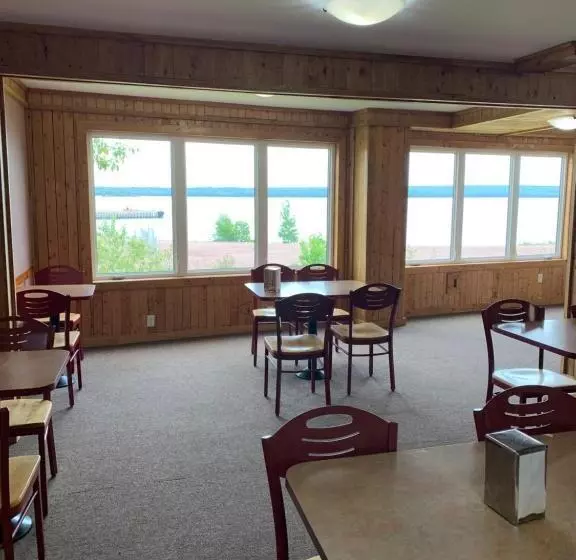 Retkeilymaja Exploits Inn And Suites