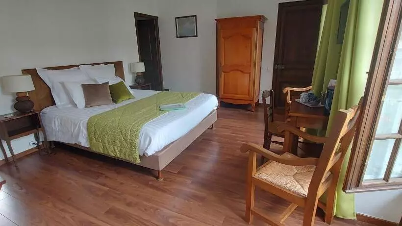 Aamiaismajoitus (B&B) Au Relais De Chaussy