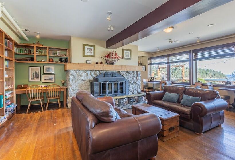 Hotel Mayne Island Resort