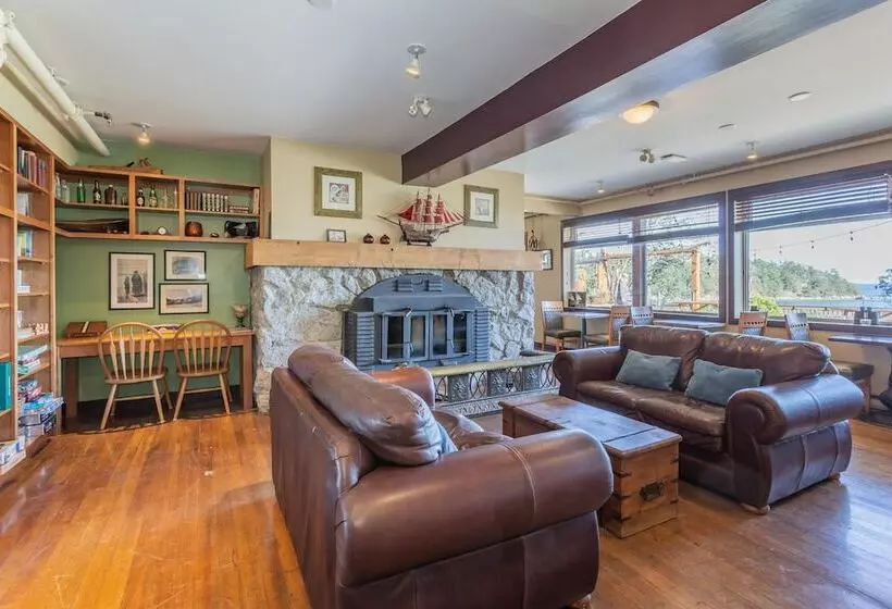 Hotelli Mayne Island Resort