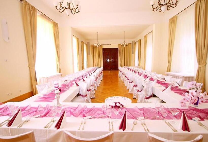 호텔 Zámek Křtiny