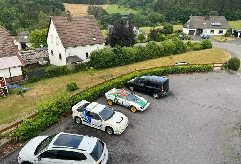 Majatalo Garni Zum Adenauer Forst