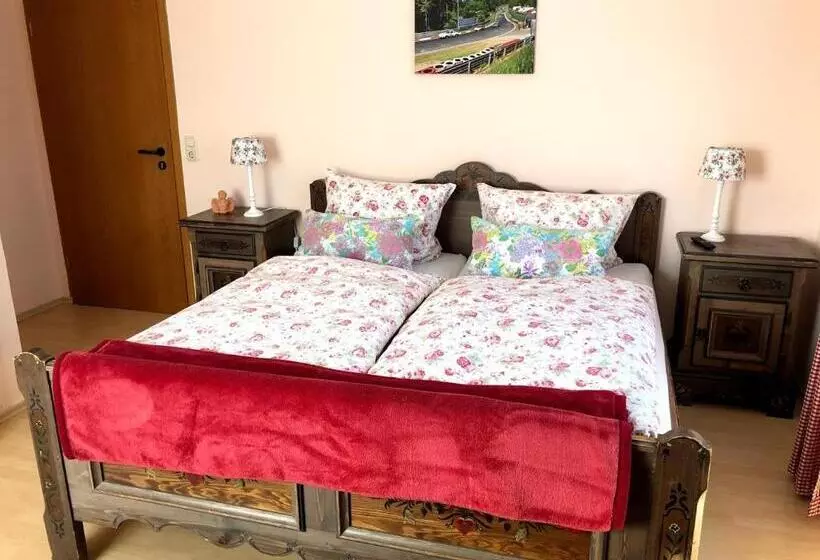 Majatalo Garni Zum Adenauer Forst