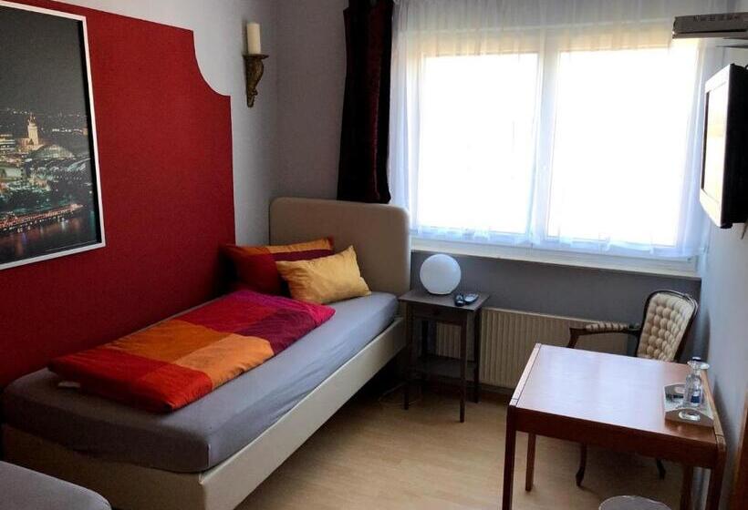 بنسيون Garni Zum Adenauer Forst