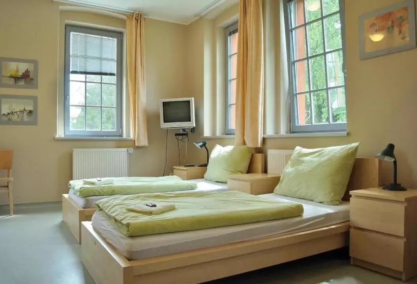 ペンション Hostel Lípa   Továrna