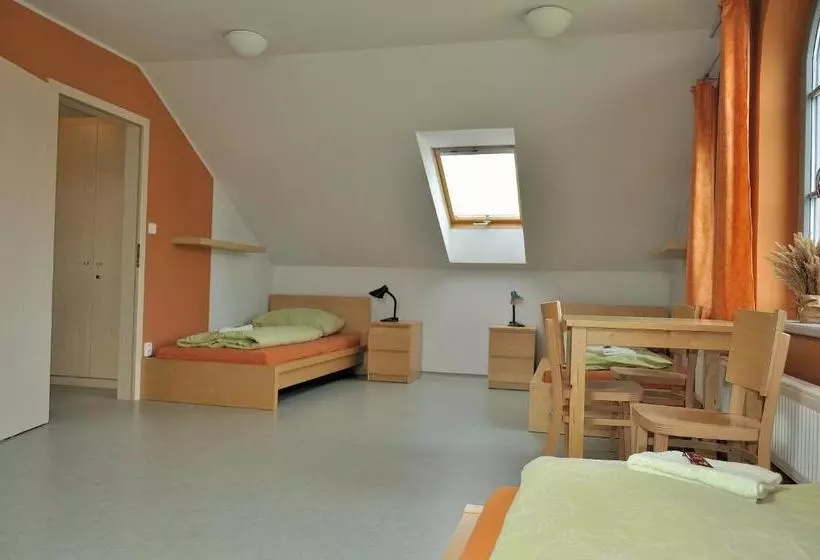 ペンション Hostel Lípa   Továrna