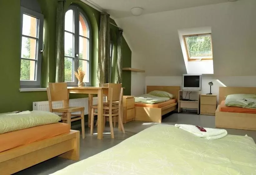 ペンション Hostel Lípa   Továrna