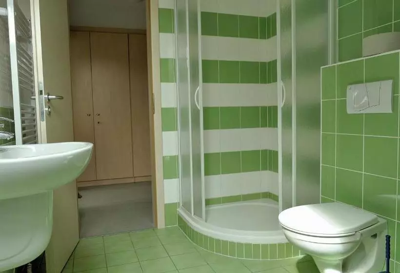 ペンション Hostel Lípa   Továrna
