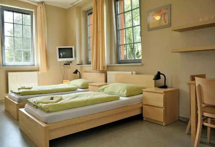 ペンション Hostel Lípa   Továrna