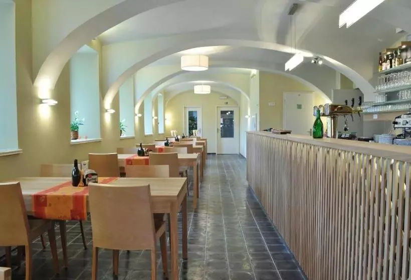 ペンション Hostel Lípa   Továrna