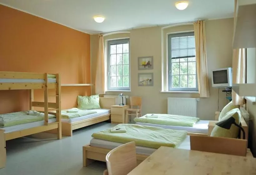 ペンション Hostel Lípa   Továrna