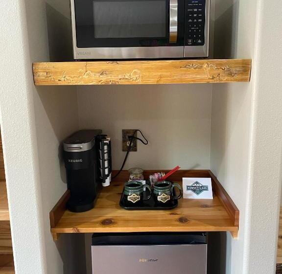 منتجع Summit Lake Lodge