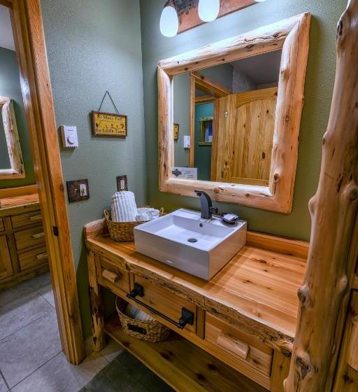 منتجع Summit Lake Lodge