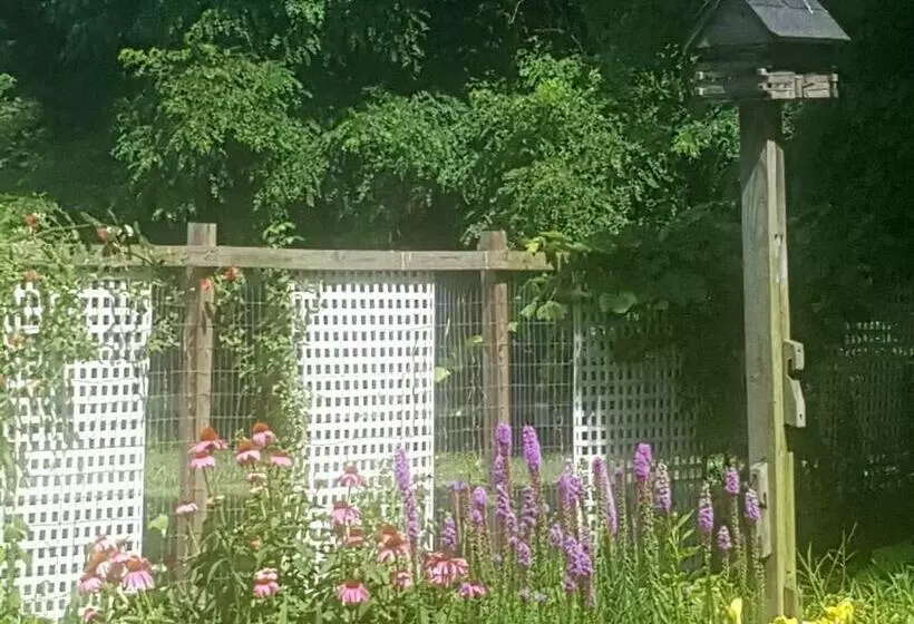 Retkeilymaja Haven Point Inn