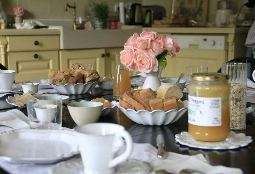 Les Deux Abbesses En Vert | La Grande Maison B&b