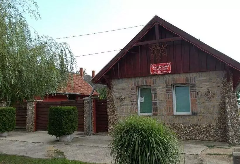 ペンション Sárkeszi Vendégszálló