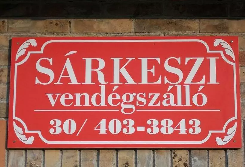 ペンション Sárkeszi Vendégszálló