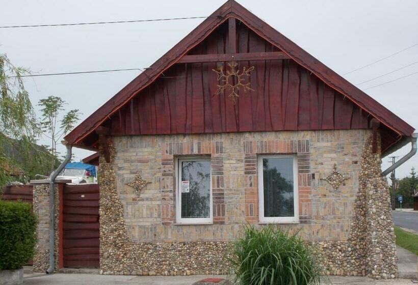 بنسيون Sárkeszi Vendégszálló