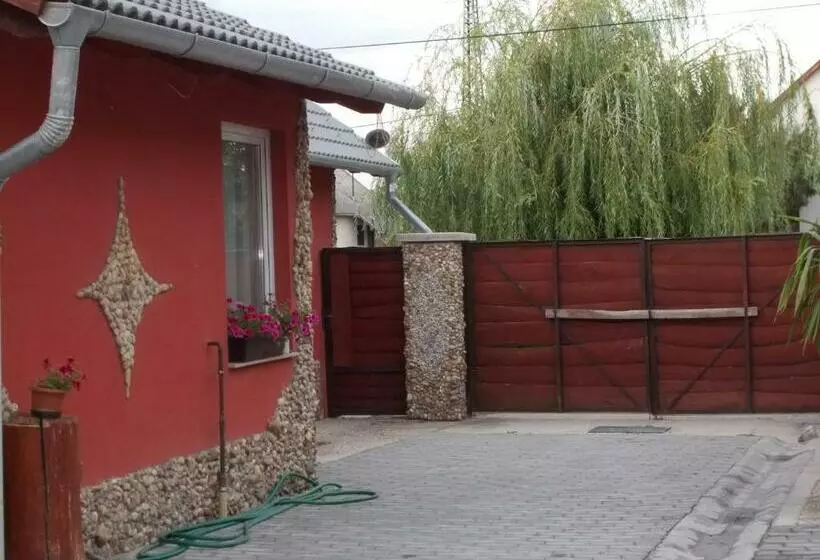ペンション Sárkeszi Vendégszálló