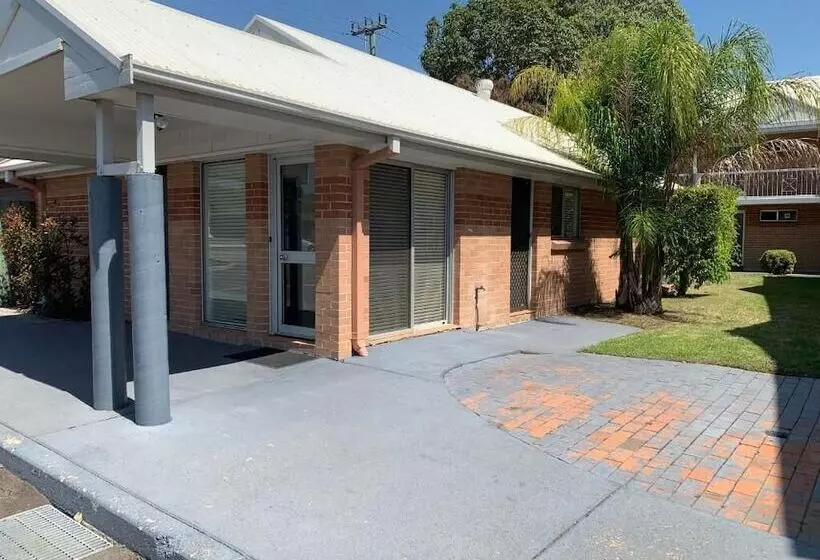 The Oaks Hotel Motel