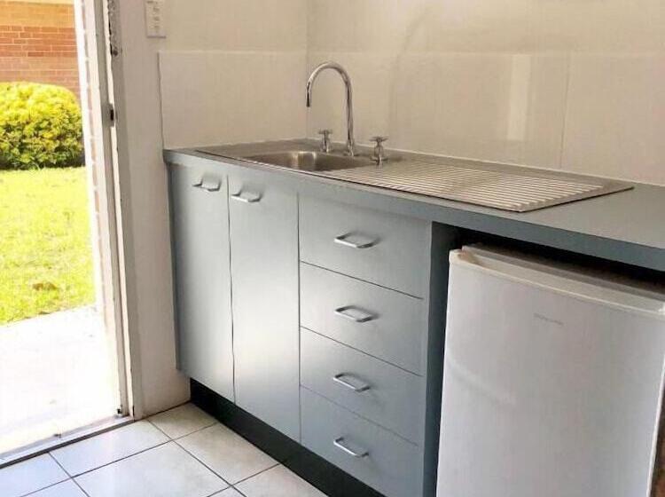 The Oaks Hotel Motel