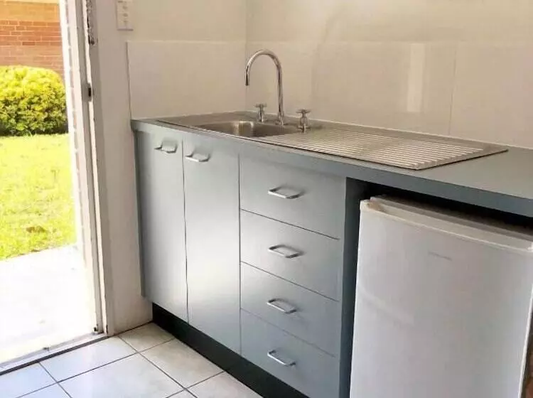 The Oaks Hotel Motel