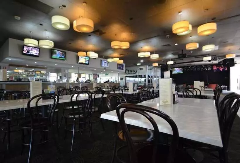 The Oaks Hotel Motel