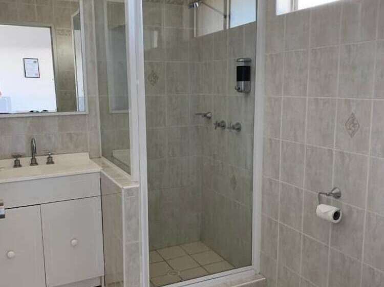 The Oaks Hotel Motel