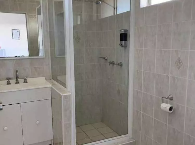 The Oaks Hotel Motel