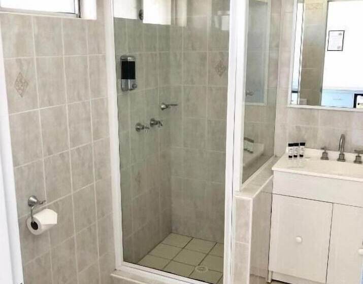 The Oaks Hotel Motel