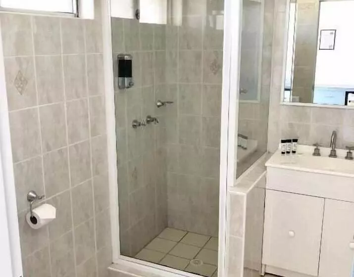 The Oaks Hotel Motel