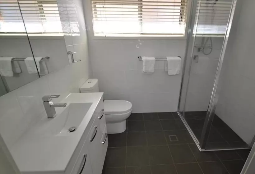 The Oaks Hotel Motel