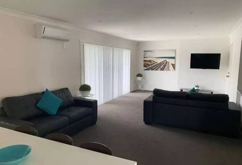 The Oaks Hotel Motel