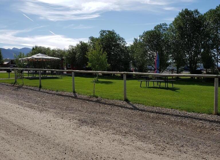 Wolf Den Log Cabin Motel And Rv Park