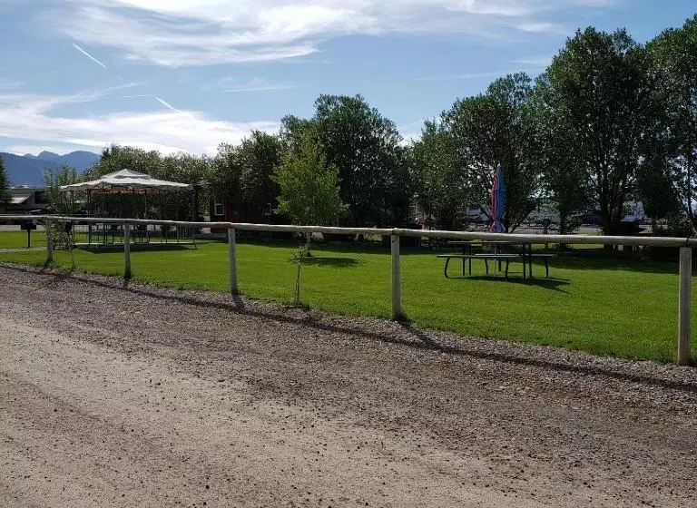 Wolf Den Log Cabin Motel And Rv Park