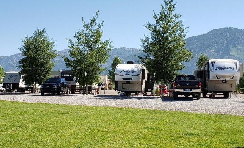 Wolf Den Log Cabin Motel And Rv Park