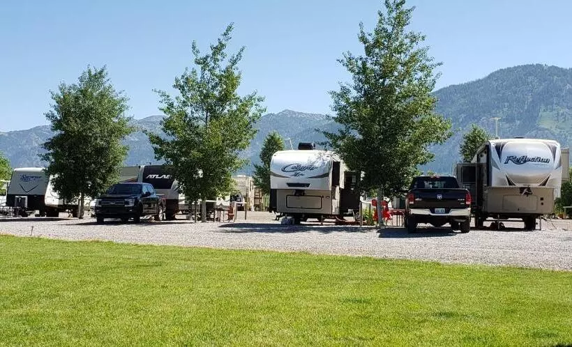 Wolf Den Log Cabin Motel And Rv Park