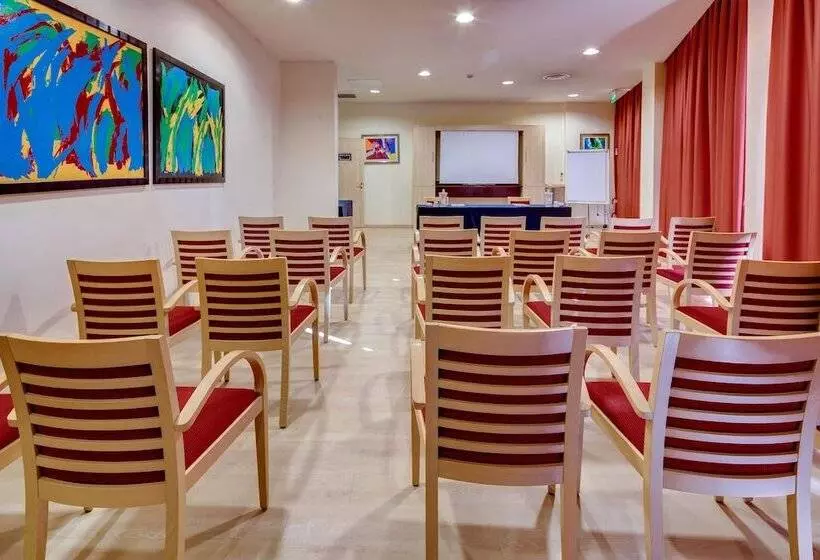 هتل Holiday Inn Express Parma, An Ihg