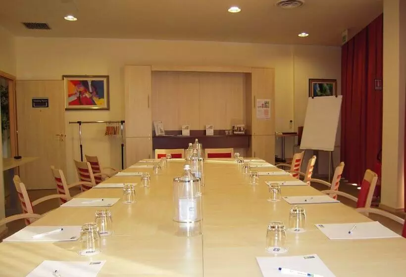 هتل Holiday Inn Express Parma, An Ihg