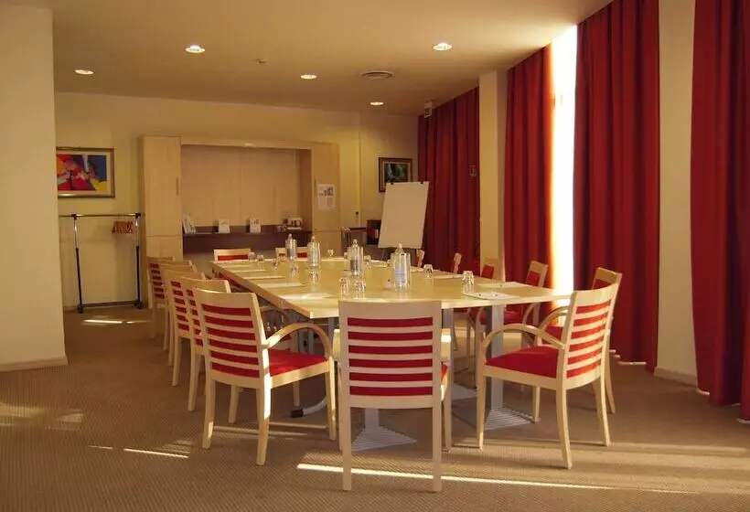 هتل Holiday Inn Express Parma, An Ihg