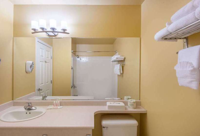 فندق Super 8 By Wyndham Cochrane