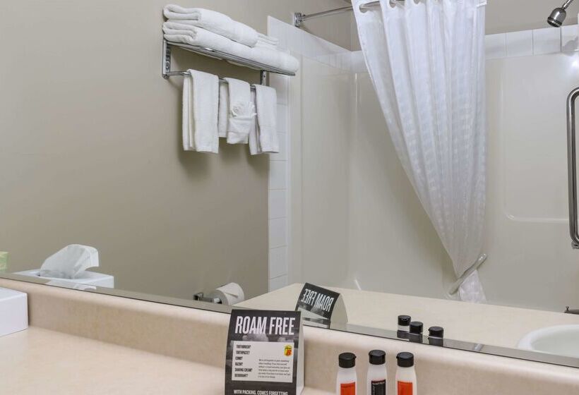 فندق Super 8 By Wyndham Cochrane