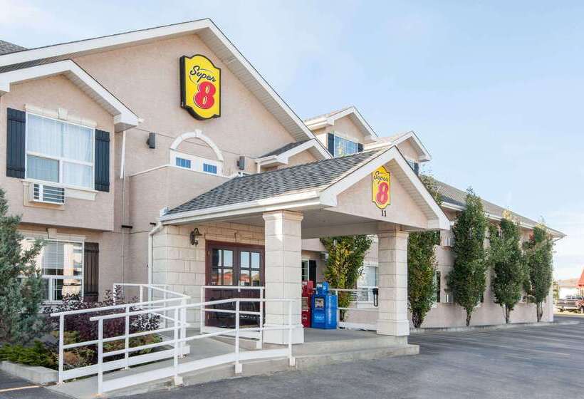 فندق Super 8 By Wyndham Cochrane