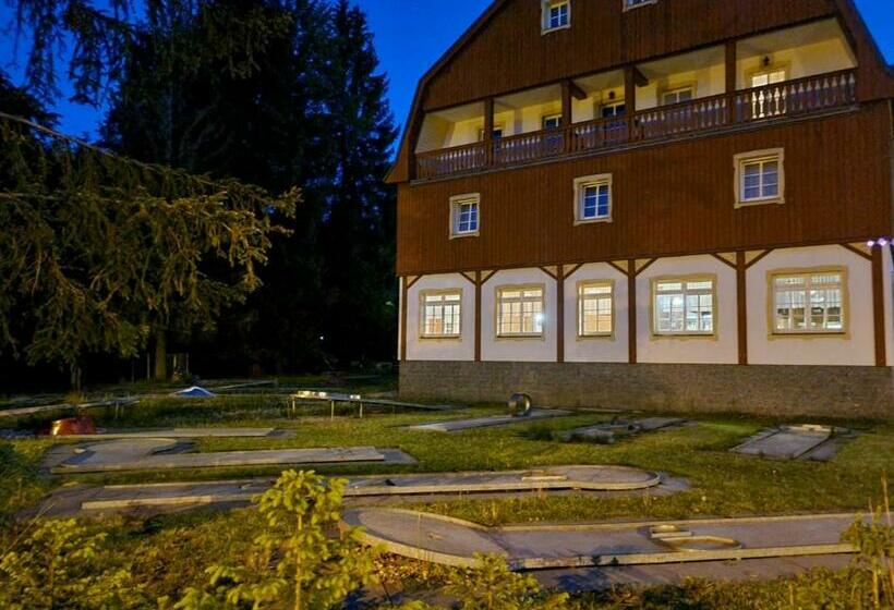 Hotelli Lesní Chata