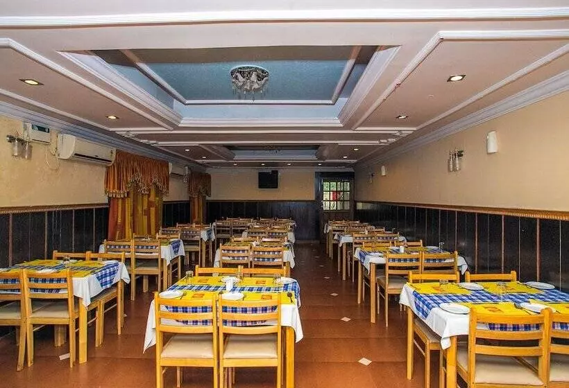 Hotelli Oyo 16661 E Foods