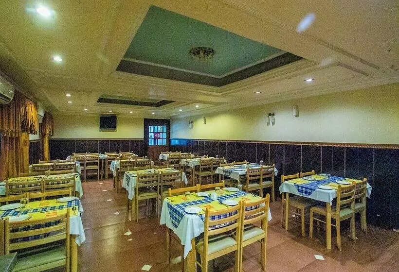 Hotelli Oyo 16661 E Foods